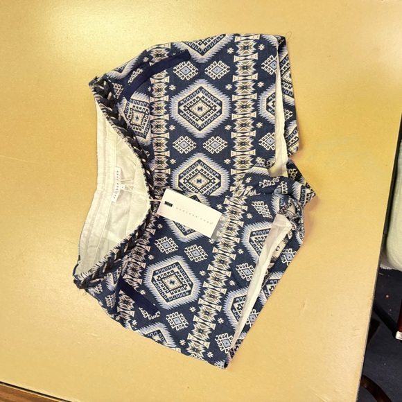 Endless rose, geometric pattern blue and white brocade shorts - Picture 2 of 5